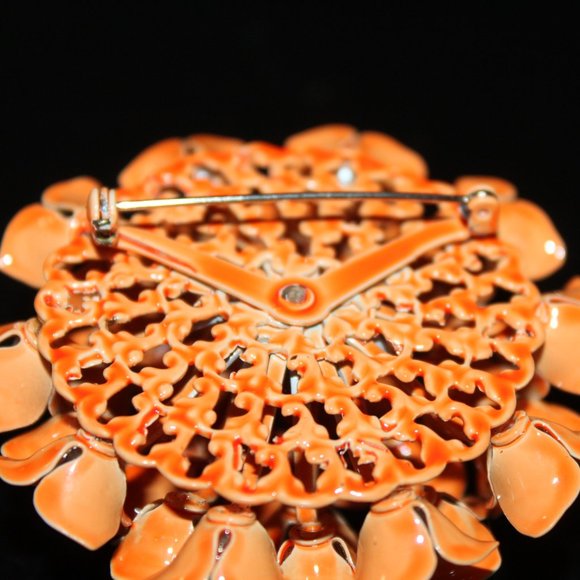 Beautiful Enamel and baby pearls adorn this brooch & clip back earrings - Picture 9 of 16